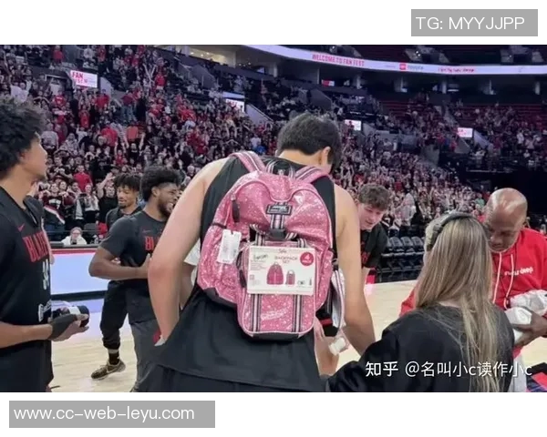 开拓者众将亮相秀场杨瀚森背粉色书包格兰特传统服饰引关注