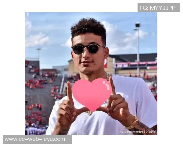 开拓者主场迎战湖人球员赛前时尚穿搭引关注小杨夹克搭配粉色小书包