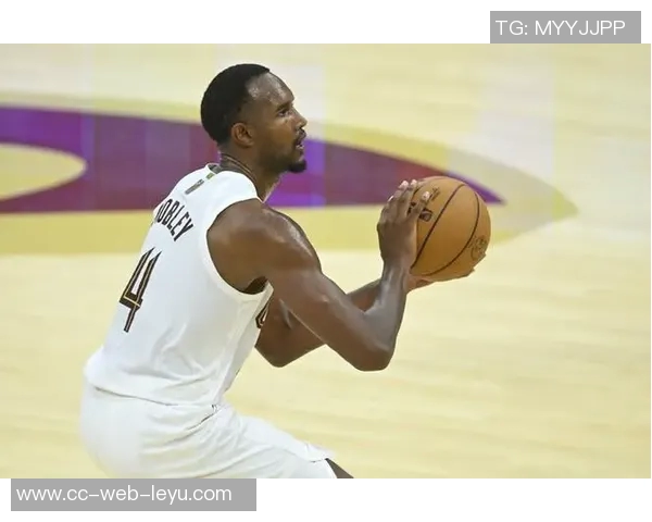 莫布里展现防守实力13投7中贡献16分7篮板3盖帽正负值高达11